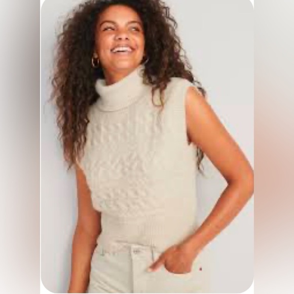Old Navy Sleeveless Cropped Cozy Plush-Yarn
Cable-Knit Turtleneck Sweater Small - Picture 9 of 9
